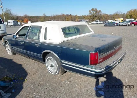 1993 Lincoln Town Car Executive z USA, uszkodzony, nr VIN 1LNLM81W4PY777114